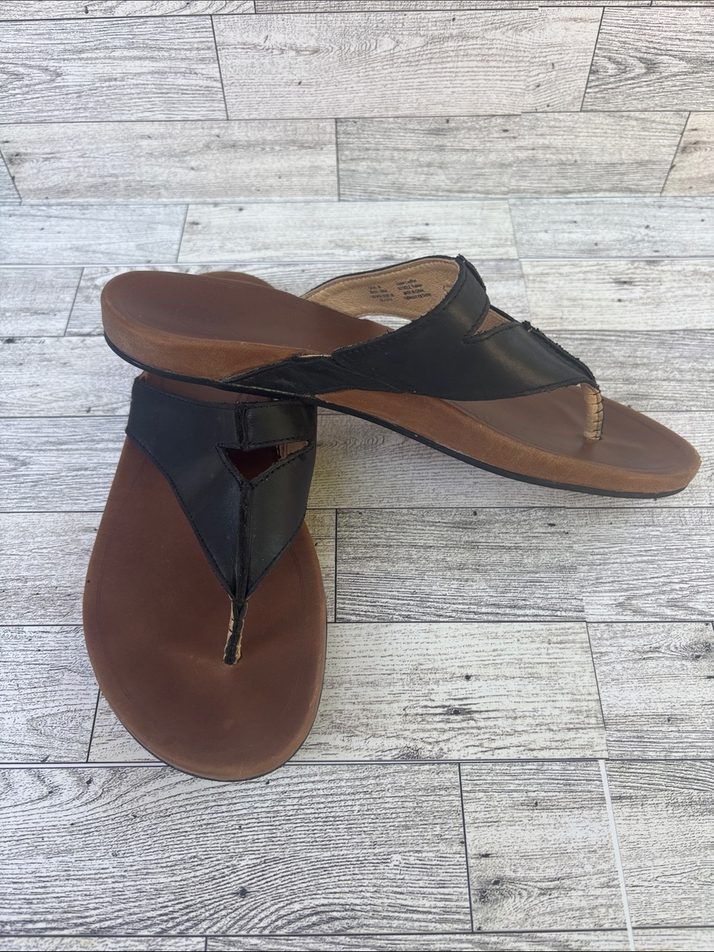 Olukai lala Black Leather Thong Sandals for Women - Classic Slip-On Style - Picture 2 of 6